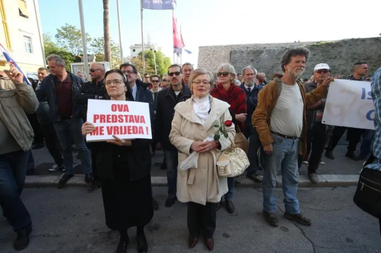 'NAŠE NASILJE I VAŠE NASILJE': Na prosvjed uoči večerašnje izvedbe predstave Olivera Frljića stigao je i Željko Kerum