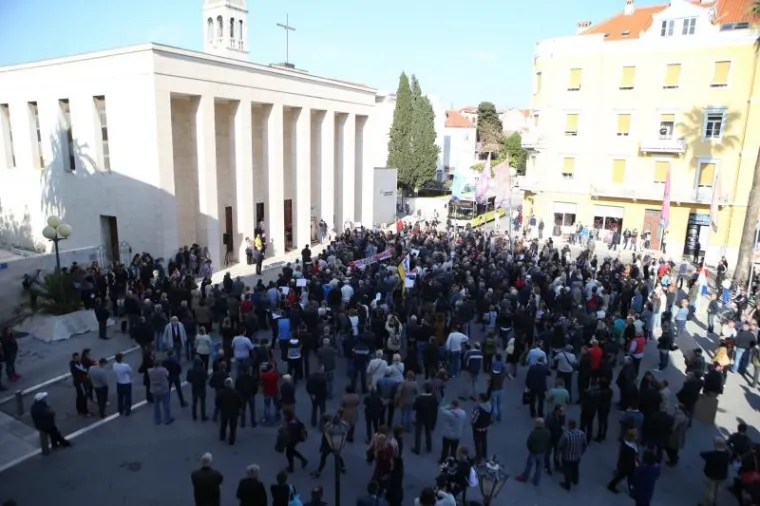 'NAŠE NASILJE I VAŠE NASILJE': Na prosvjed uoči večerašnje izvedbe predstave Olivera Frljića stigao je i Željko Kerum