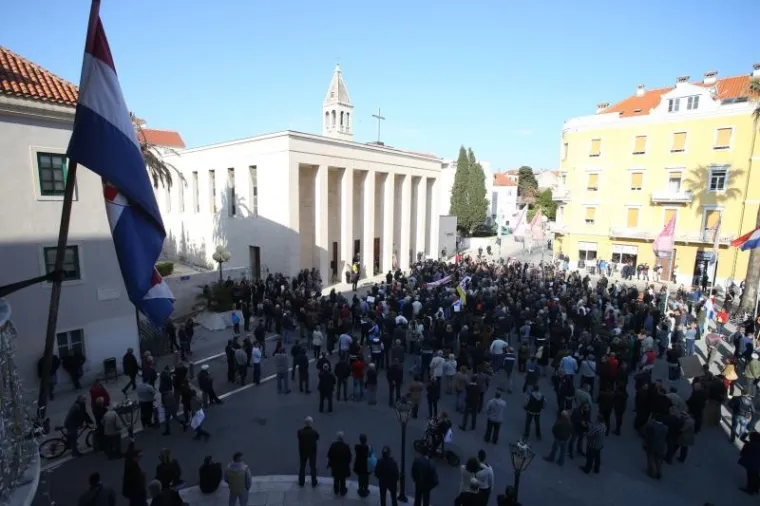 'NAŠE NASILJE I VAŠE NASILJE': Na prosvjed uoči večerašnje izvedbe predstave Olivera Frljića stigao je i Željko Kerum
