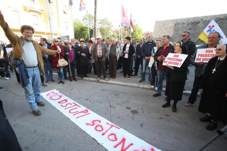 'NAŠE NASILJE I VAŠE NASILJE': Na prosvjed uoči večerašnje izvedbe predstave Olivera Frljića stigao je i Željko Kerum