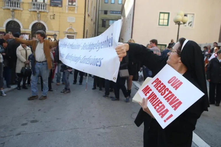 'NAŠE NASILJE I VAŠE NASILJE': Na prosvjed uoči večerašnje izvedbe predstave Olivera Frljića stigao je i Željko Kerum