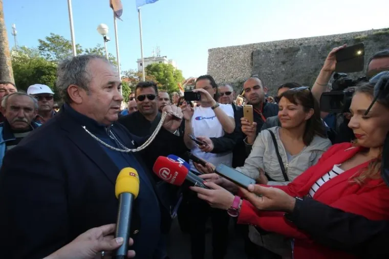 'NAŠE NASILJE I VAŠE NASILJE': Na prosvjed uoči večerašnje izvedbe predstave Olivera Frljića stigao je i Željko Kerum