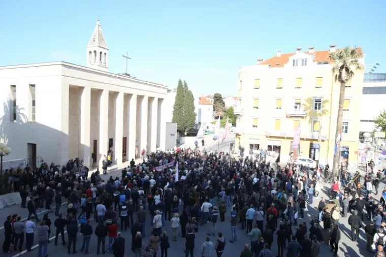 'NAŠE NASILJE I VAŠE NASILJE': Na prosvjed uoči večerašnje izvedbe predstave Olivera Frljića stigao je i Željko Kerum