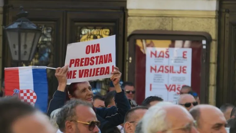 'NA&Scaron;E NASILJE I VA&Scaron;E NASILJE': Na prosvjed uoči večera&scaron;nje izvedbe predstave Olivera Frljića stigao je i Željko Kerum