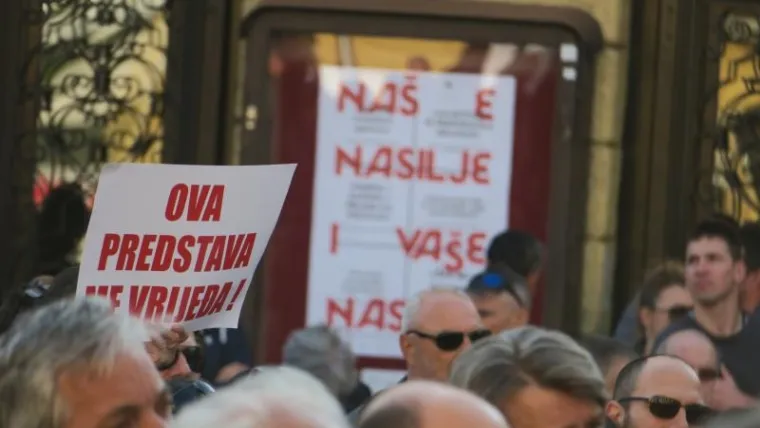 'NA&Scaron;E NASILJE I VA&Scaron;E NASILJE': Na prosvjed uoči večera&scaron;nje izvedbe predstave Olivera Frljića stigao je i Željko Kerum