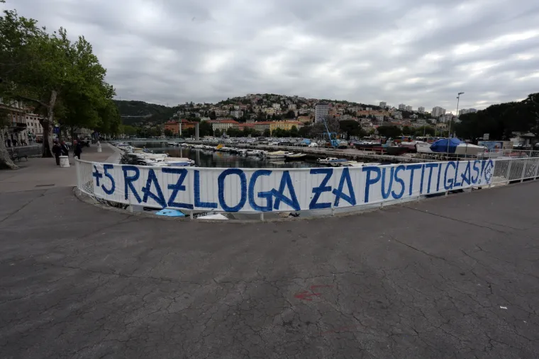 Armada transparentima slavi bodovnu prednost Rijeke nad Dinamom