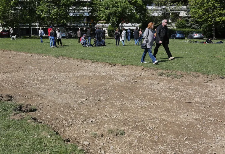 U parku Savica građani se okupljaju kako bi spriječili radove uređenja parka
