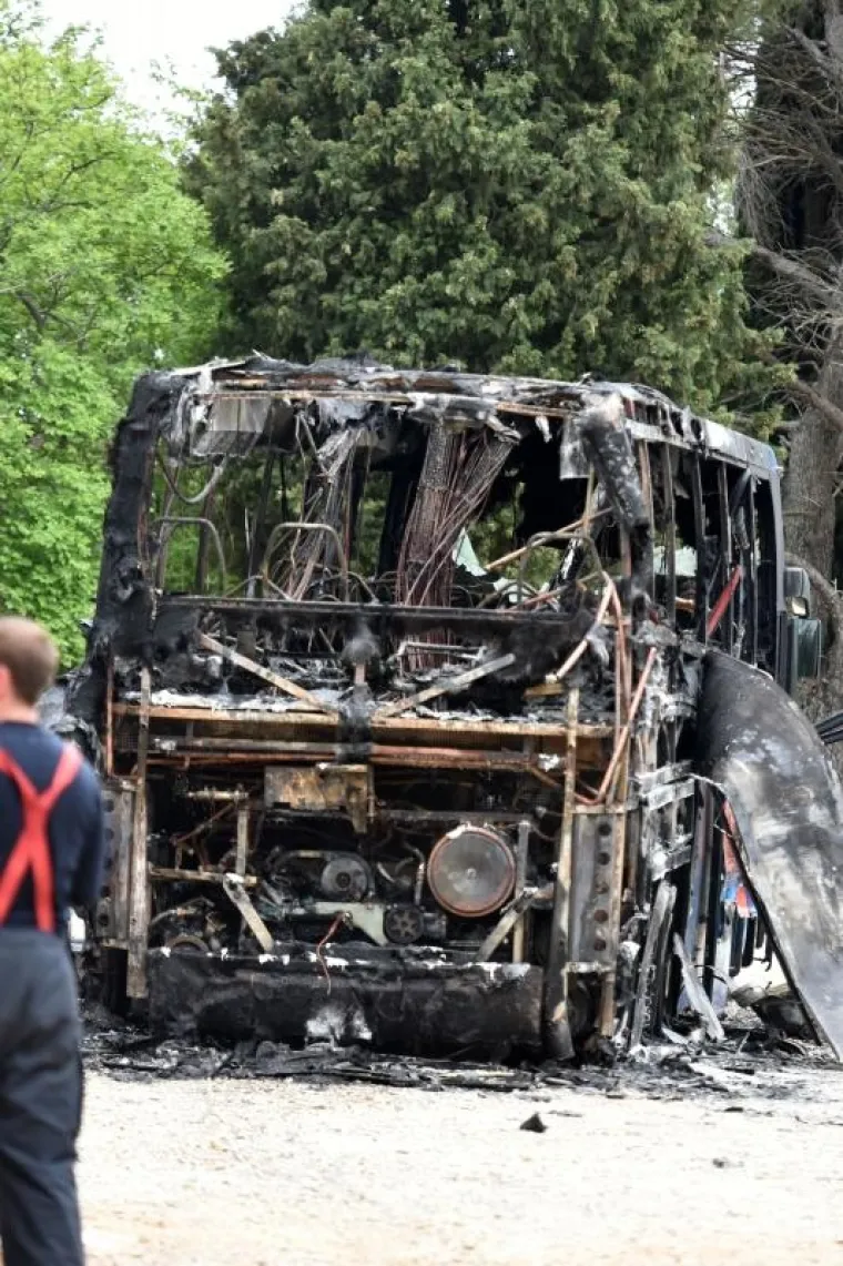 PLOMIN: Autobus na dionici ceste D-66 u potpunosti izgorio, putnici neozlijeđeni