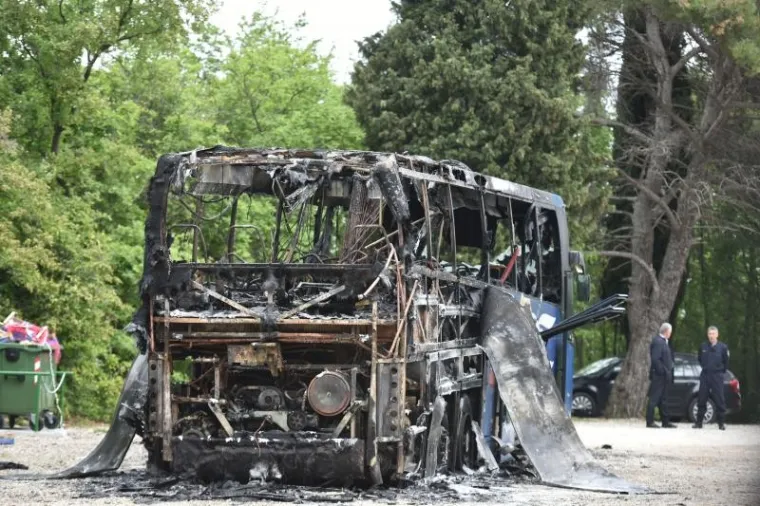 PLOMIN: Autobus na dionici ceste D-66 u potpunosti izgorio, putnici neozlijeđeni