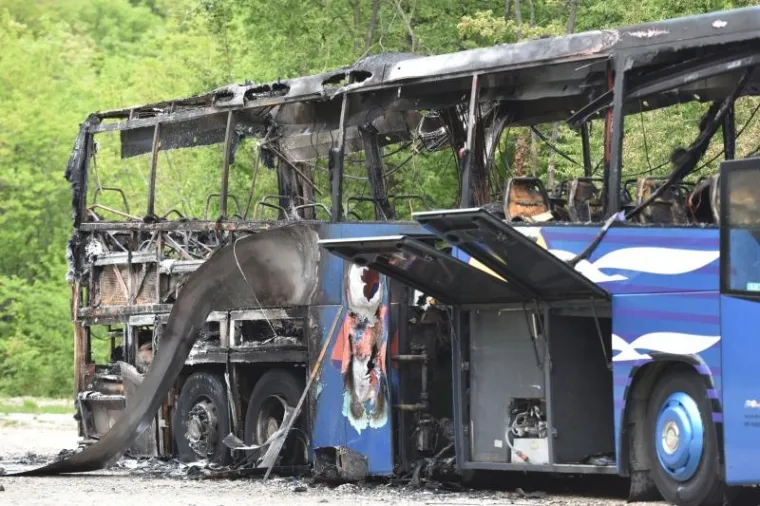 Na dionici ceste D-66 Plomin - Labin zapalio se autobus Croatia bus koji je u potunosti izgorio. Svih petnaest putnika napustilo je autobus neozlijedjeno. Autobus vozi na linili Zagreb - Rovinj