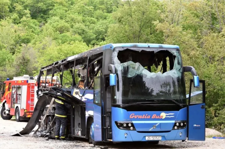 PLOMIN: Autobus na dionici ceste D-66 u potpunosti izgorio, putnici neozlijeđeni