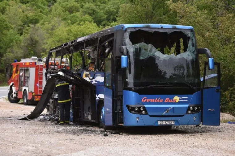 PLOMIN: Autobus na dionici ceste D-66 u potpunosti izgorio, putnici neozlijeđeni