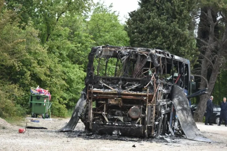 PLOMIN: Autobus na dionici ceste D-66 u potpunosti izgorio, putnici neozlijeđeni