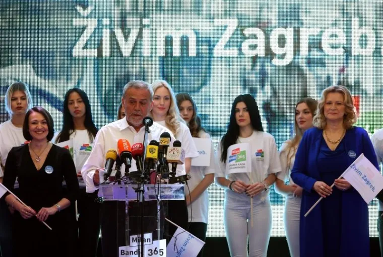 Aktualni gradonačelnik Zagreba Milan Bandić na Zagrebačkom velesajmu sa svojim suradnicima objavio je novu kandidaturu za gradonačelnika na predstojećim izborima.