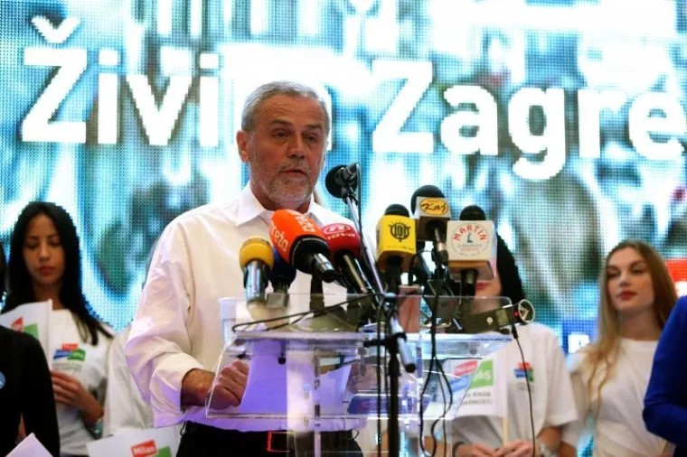 &lsquo;Zagreb je danas multikulturalan, otvoren, slobodan i siguran grad. Tu ima mjesta za svakog čovjeka, za svaku nacionalnu manjinu, osobu s invaliditetom&rsquo;, rekao je Bandić i u prvi red pozvao svoju tajnicu. Potom je nakon dugog pljeska nastavio s govorom.