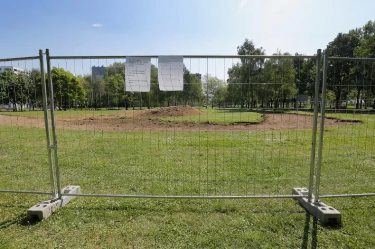 U ponedjeljak ujutro, oko 4.30 sati, djelatnici Zrinjevca dopremili su prvi dio građevinskih ograda i do 5.30 sati postavili ih djelomično ogradivši južni dio parka Trnjanska Savica. Petnaestak članova inicijative “Čuvamo naš park” spriječilo je oko 6.30 sati dovoz drugog dijela ograda koje su stigle kamionom, kao i ulazak bagera u prostor parka.