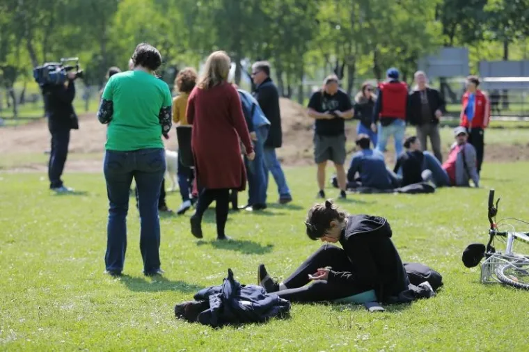 Dvadesetak članova inicijative &ldquo;Čuvamo na&scaron; park&rdquo; od ponedjeljka ujutro dežura na južnom dijelu parka Trnjanska Savica i ne dopu&scaron;ta djelatnicima Zrinjevca ulazak u Park gdje bi trebali postaviti građevinske ograde za gradnju novog parka.