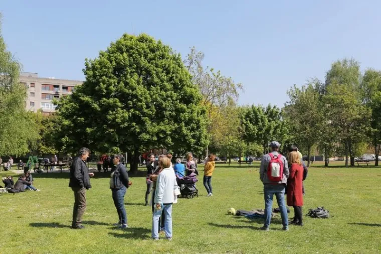 U parku Savica građani se okupljaju kako bi spriječili radove uređenja parka na Savici.