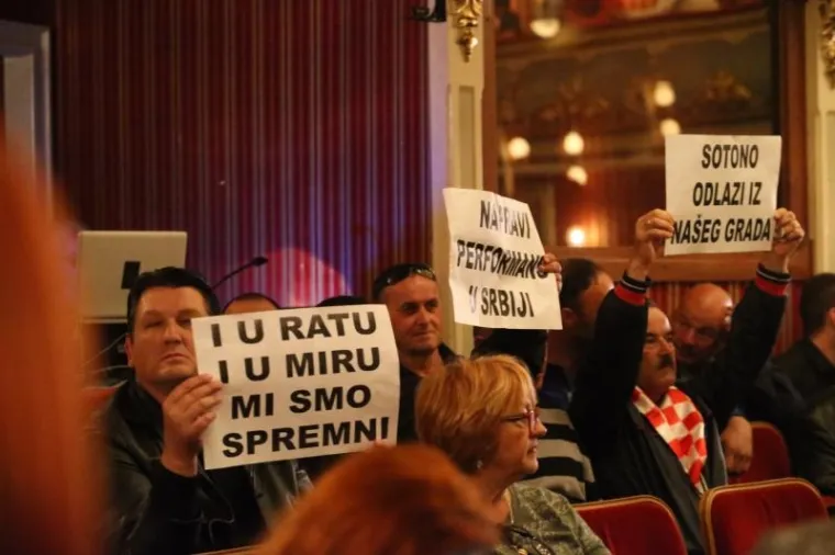 NA PROSVJEDU PROTIV PREDSTAVE OLIVERA FRLJIĆA INTERVENIRALA POLICIJA: Prosvjednici razbili staklo na ulazu u kazalište