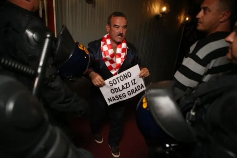 NA PROSVJEDU PROTIV PREDSTAVE OLIVERA FRLJIĆA INTERVENIRALA POLICIJA: Prosvjednici razbili staklo na ulazu u kazalište
