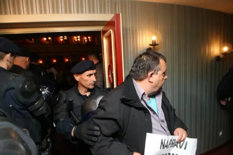 NA PROSVJEDU PROTIV PREDSTAVE OLIVERA FRLJIĆA INTERVENIRALA POLICIJA: Prosvjednici razbili staklo na ulazu u kazalište