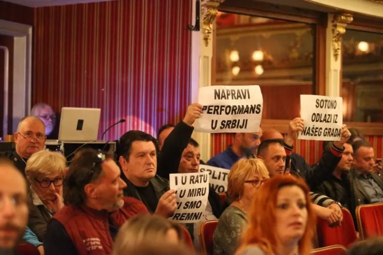NA PROSVJEDU PROTIV PREDSTAVE OLIVERA FRLJIĆA INTERVENIRALA POLICIJA: Prosvjednici razbili staklo na ulazu u kazalište