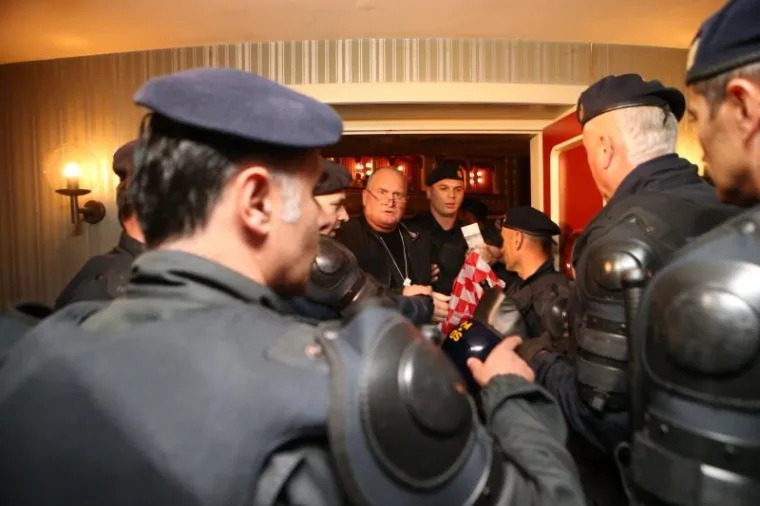 Prosvjed protiv predstave Olivera Frljića "Naše nasilje i vaše nasilje" nastavio se od strane pojedinaca i u kazalištu. Nakon nešto manje od pola sata odgode početka predstave policija je udaljila prosvjednike iz kazališta. Na pročelju z+grade HNK Split netko je kamenom razbio staklo ispod kojeg se nalazio plakat predstave.