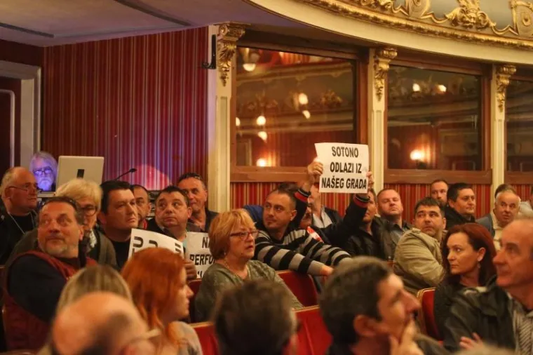 NA PROSVJEDU PROTIV PREDSTAVE OLIVERA FRLJIĆA INTERVENIRALA POLICIJA: Prosvjednici razbili staklo na ulazu u kazalište