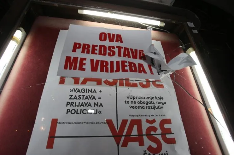 NA PROSVJEDU PROTIV PREDSTAVE OLIVERA FRLJIĆA INTERVENIRALA POLICIJA: Prosvjednici razbili staklo na ulazu u kazalište