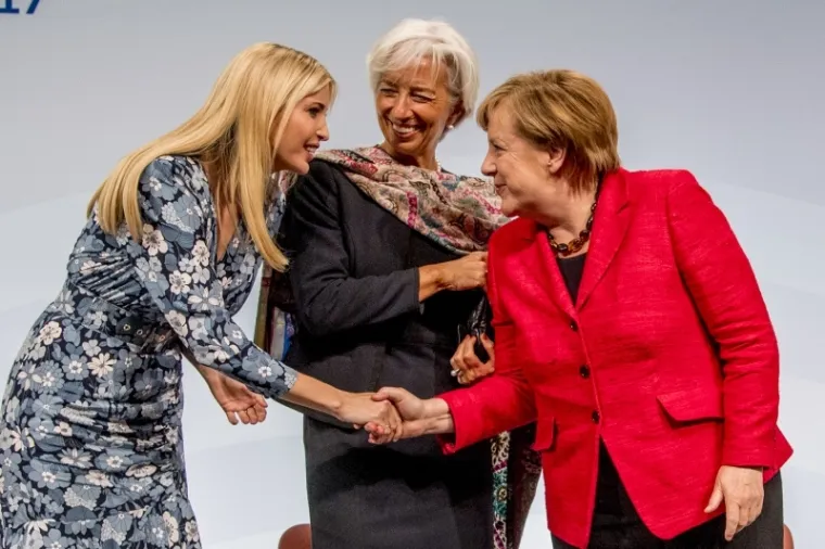 Na tzv. ženskom summitu u sklopu njemačkog predsjedavanja skupinom G20, sudjeluje preko 100 sudionica, među kojima su Angela Merkel, Ivanka Trump, predsjednica MMF-a Christine Lagard, nizozemska kraljica Maxima i mnoge druge utjecajne žene.