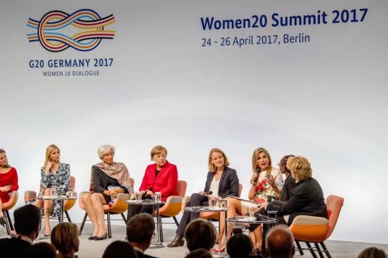 Na tzv. ženskom summitu u sklopu njemačkog predsjedavanja skupinom G20, sudjeluje preko 100 sudionica, među kojima su Angela Merkel, Ivanka Trump, predsjednica MMF-a Christine Lagard, nizozemska kraljica Maxima i mnoge druge utjecajne žene.