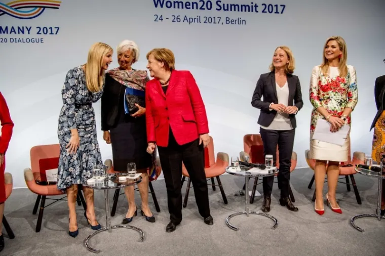 Na tzv. ženskom summitu u sklopu njemačkog predsjedavanja skupinom G20, sudjeluje preko 100 sudionica, među kojima su Angela Merkel, Ivanka Trump, predsjednica MMF-a Christine Lagard, nizozemska kraljica Maxima i mnoge druge utjecajne žene.
