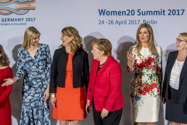 Na tzv. ženskom summitu u sklopu njemačkog predsjedavanja skupinom G20, sudjeluje preko 100 sudionica, među kojima su Angela Merkel, Ivanka Trump, predsjednica MMF-a Christine Lagard, nizozemska kraljica Maxima i mnoge druge utjecajne žene.