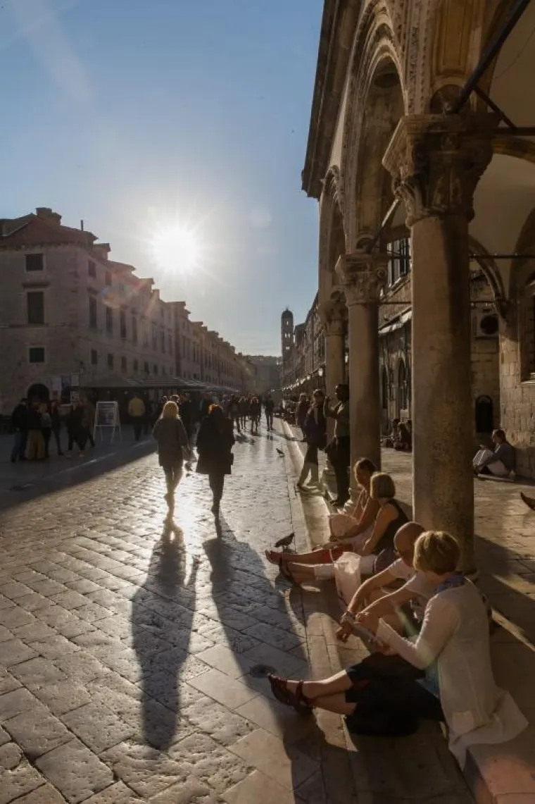 KASNO POSLIJEPODNE U DUBROVNIKU: Pogledajte bajkoviti prizor Straduna okupanog Suncem