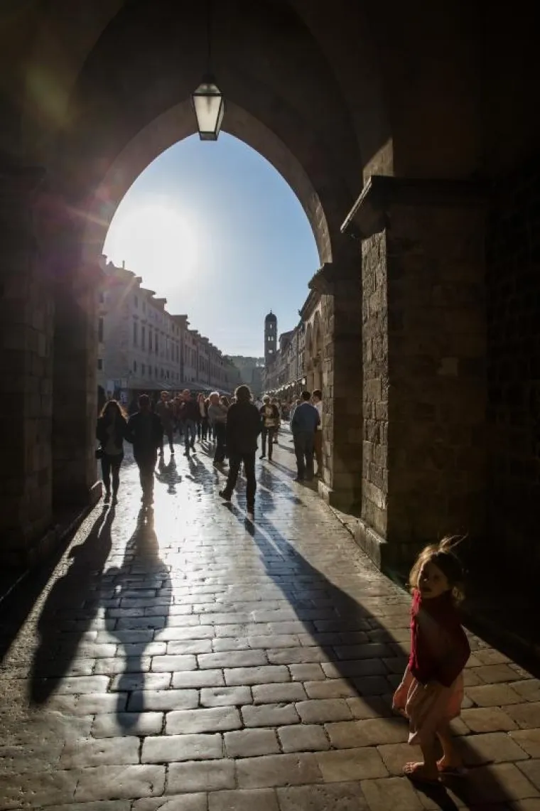 KASNO POSLIJEPODNE U DUBROVNIKU: Pogledajte bajkoviti prizor Straduna okupanog Suncem