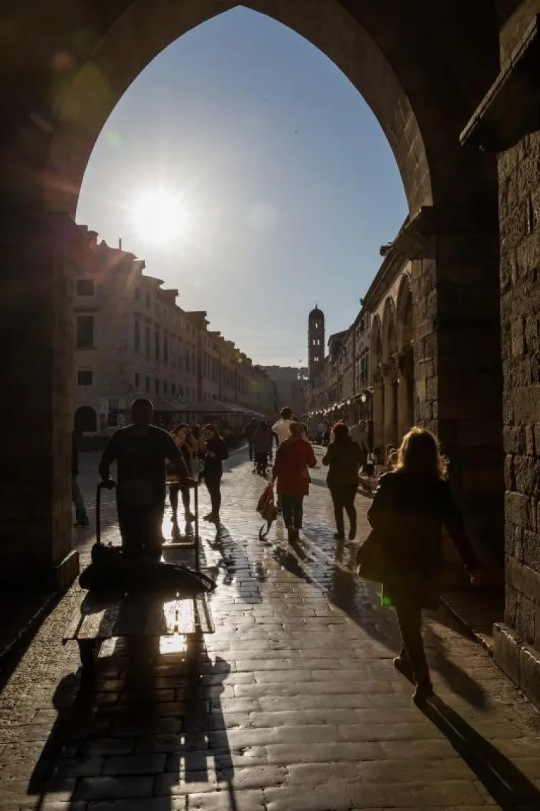 Kasno popodne na Stradunu u Dubrovniku.
