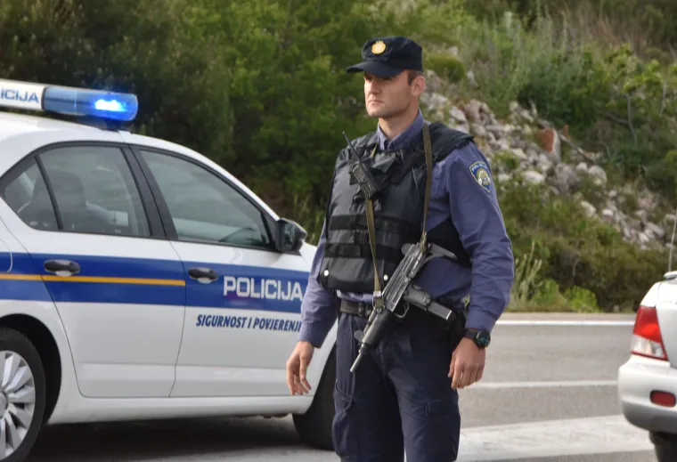 Brodarica: duge cijevi na ulicama, tri osobe ubijene