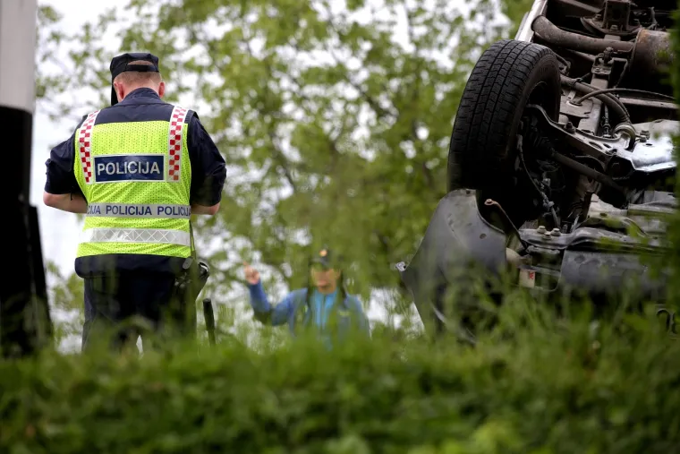 Zagreb: Vozilo sanitetskog prijevoza u prometnoj nesreći prevrnulo se na krov