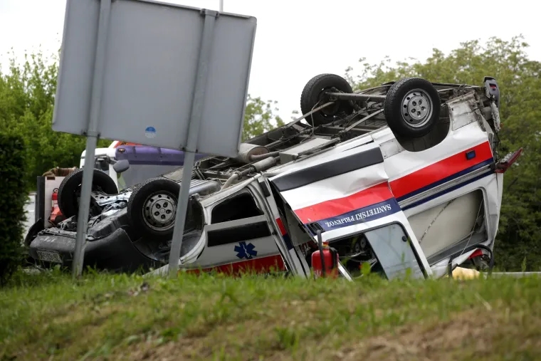 Zagreb: Vozilo sanitetskog prijevoza u prometnoj nesreći prevrnulo se na krov