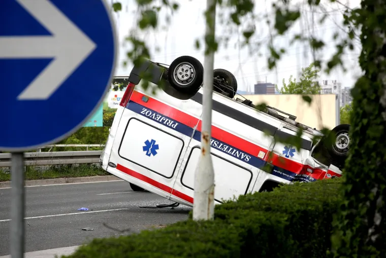 Zagreb: Vozilo sanitetskog prijevoza u prometnoj nesreći prevrnulo se na krov