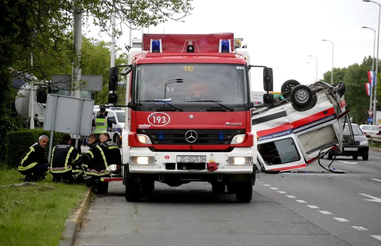 Zagreb: Vozilo sanitetskog prijevoza u prometnoj nesreći prevrnulo se na krov