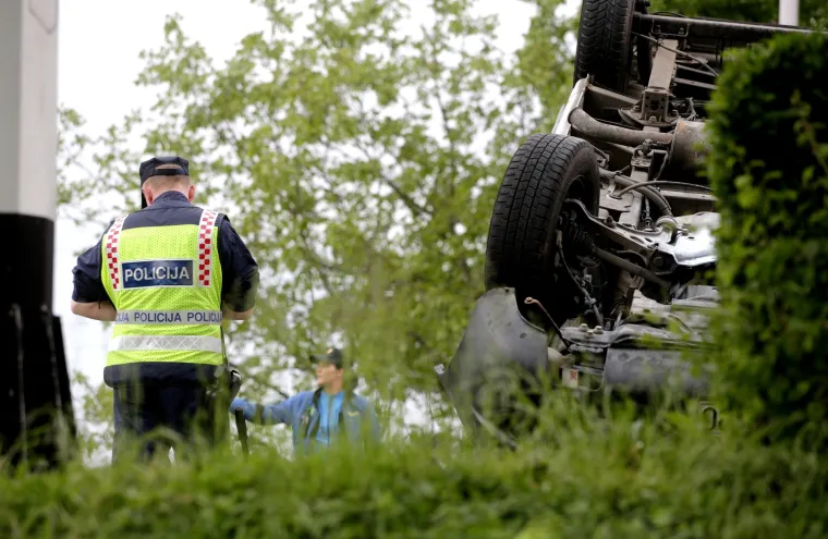 Zagreb: Vozilo sanitetskog prijevoza u prometnoj nesreći prevrnulo se na krov