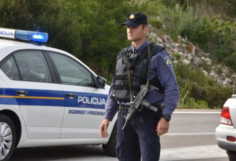 U srijedu poslijepodne policija je blokirala područje &Scaron;ibenika u blizini &scaron;kole u Brodarici, na ulicama su duge cijevi. Policija je potvrdila kako su tri osobe pronađene mrtve. Policija je objavila  i kako traga za osobom koju dovodi u vezu ovim događajem ' Policija provodi intenzivno traganje za osobom Luketa Boris (1958.) iz Primo&scaron;tena kojeg dovodimo u vezu s ovim događajem. Luketa je viđen na mjestu događaja te se sumnja da se udaljio s crvenim Cliom reg. oznaka &Scaron;I 569 FD'