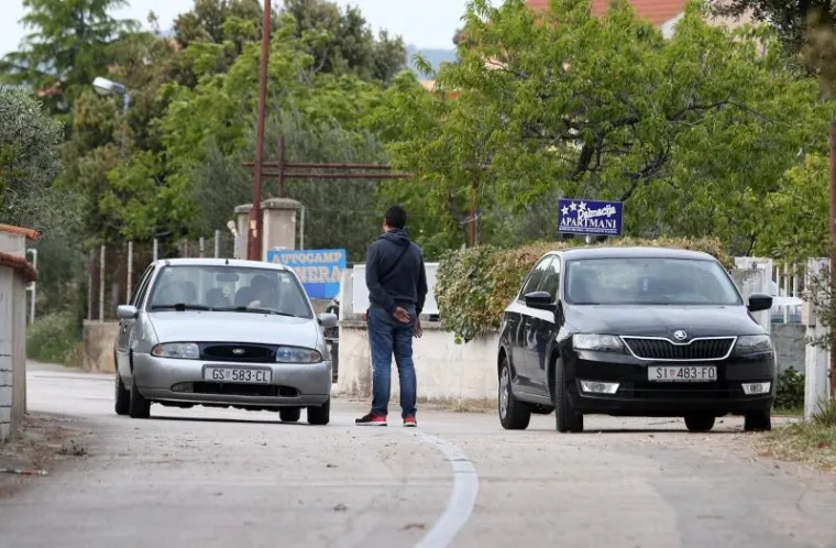 DUGE CIJEVI NA ULICAMA: Troje ubijenih u &Scaron;ibeniku, policija objavila tjeralicu