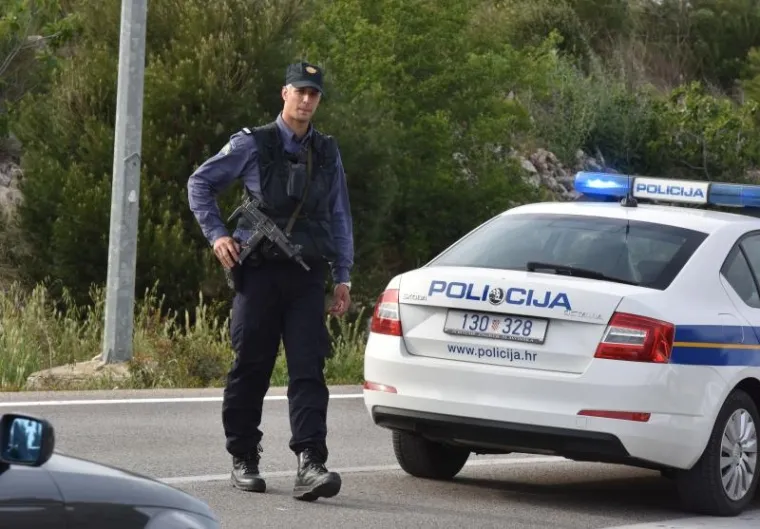 DUGE CIJEVI NA ULICAMA: Troje ubijenih u &Scaron;ibeniku, policija objavila tjeralicu