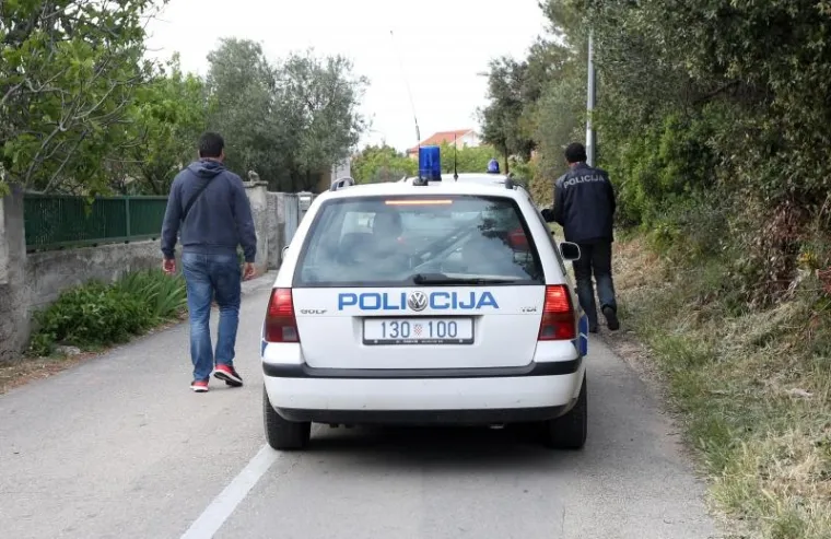 DUGE CIJEVI NA ULICAMA: Troje ubijenih u &Scaron;ibeniku, policija objavila tjeralicu