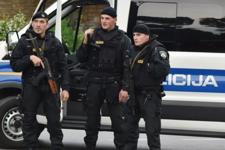 DUGE CIJEVI NA ULICAMA: Troje ubijenih u &Scaron;ibeniku, policija objavila tjeralicu