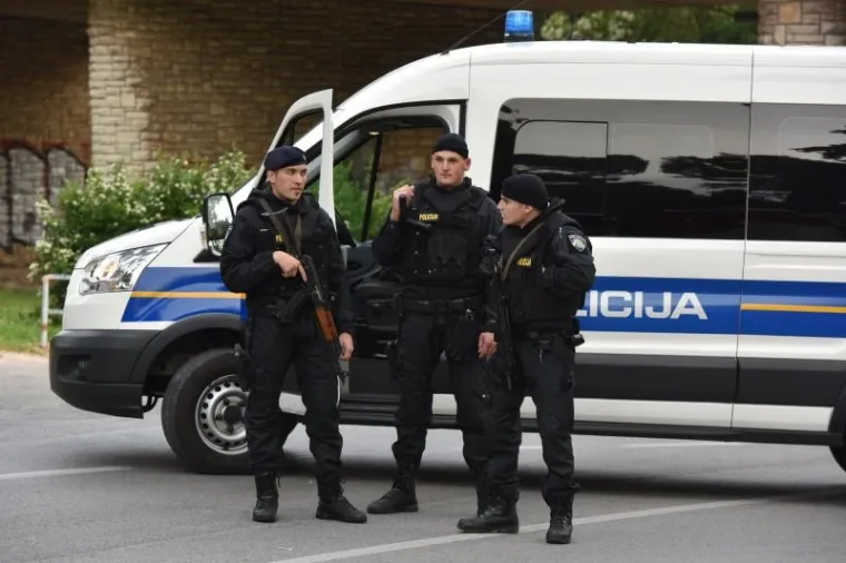 DUGE CIJEVI NA ULICAMA: Troje ubijenih u &Scaron;ibeniku, policija objavila tjeralicu