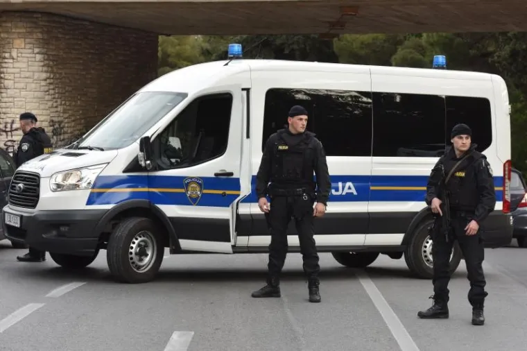 DUGE CIJEVI NA ULICAMA: Troje ubijenih u &Scaron;ibeniku, policija objavila tjeralicu