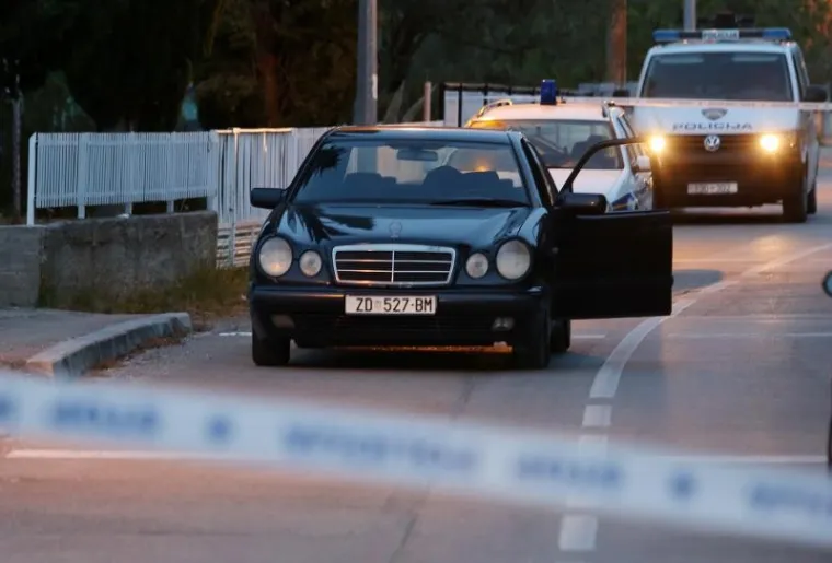 Brodarica - Policijski očevid u tijeku gdje je do&scaron;lo do pucnjave u kojoj je nekoliko osoba ubijeno. Prema posljednjim informacijama dvije osobe pronađene su u obiteljskoj kući dok je jedno tijelo pronađeno u automobilu. Automobil Mercedes u kojem je pronađeno tijelo mu&scaron;karca.